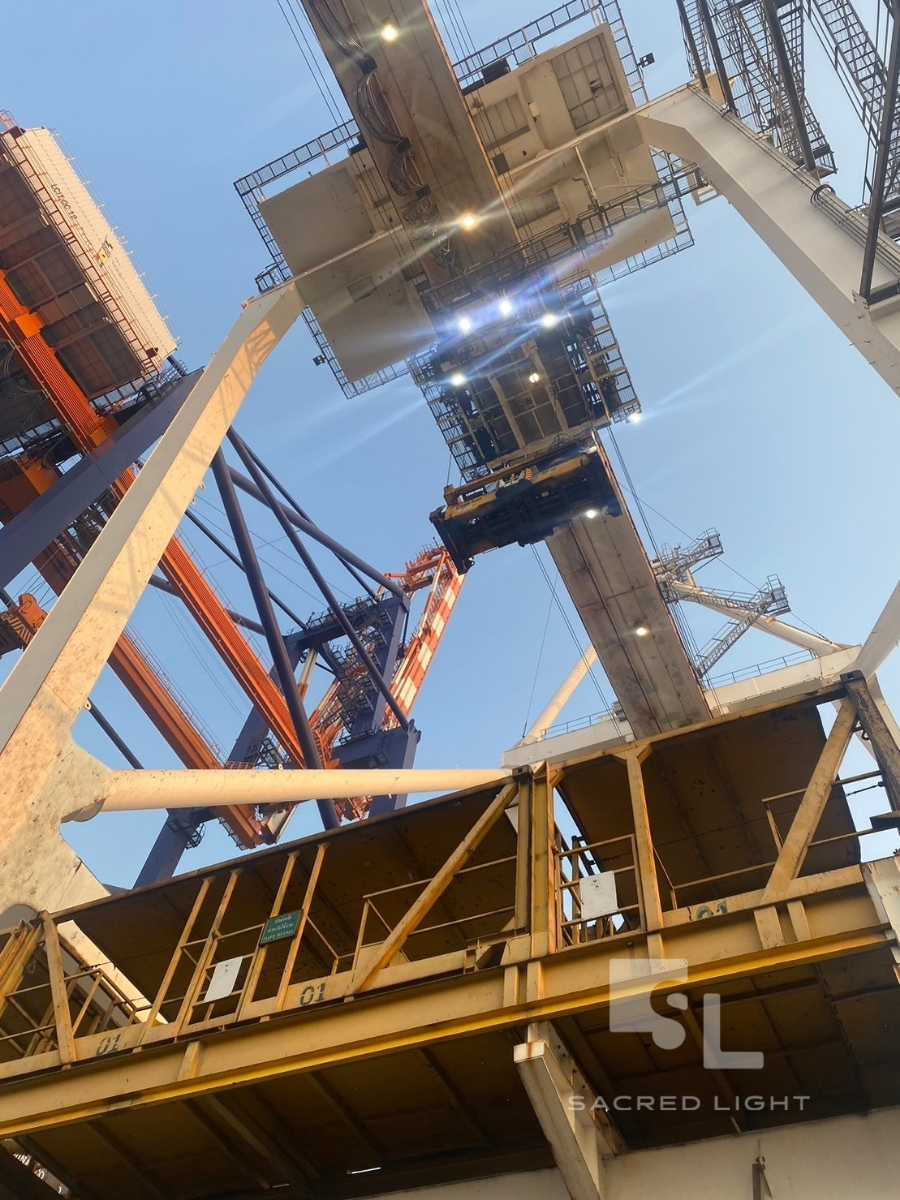 ผลงานการติดตั้งโคมไฟฟลัดไลท์ LED บนเครนยกตู้สินค้า ท่าเรือสินค้าแหลมฉบัง @ชลบุรี