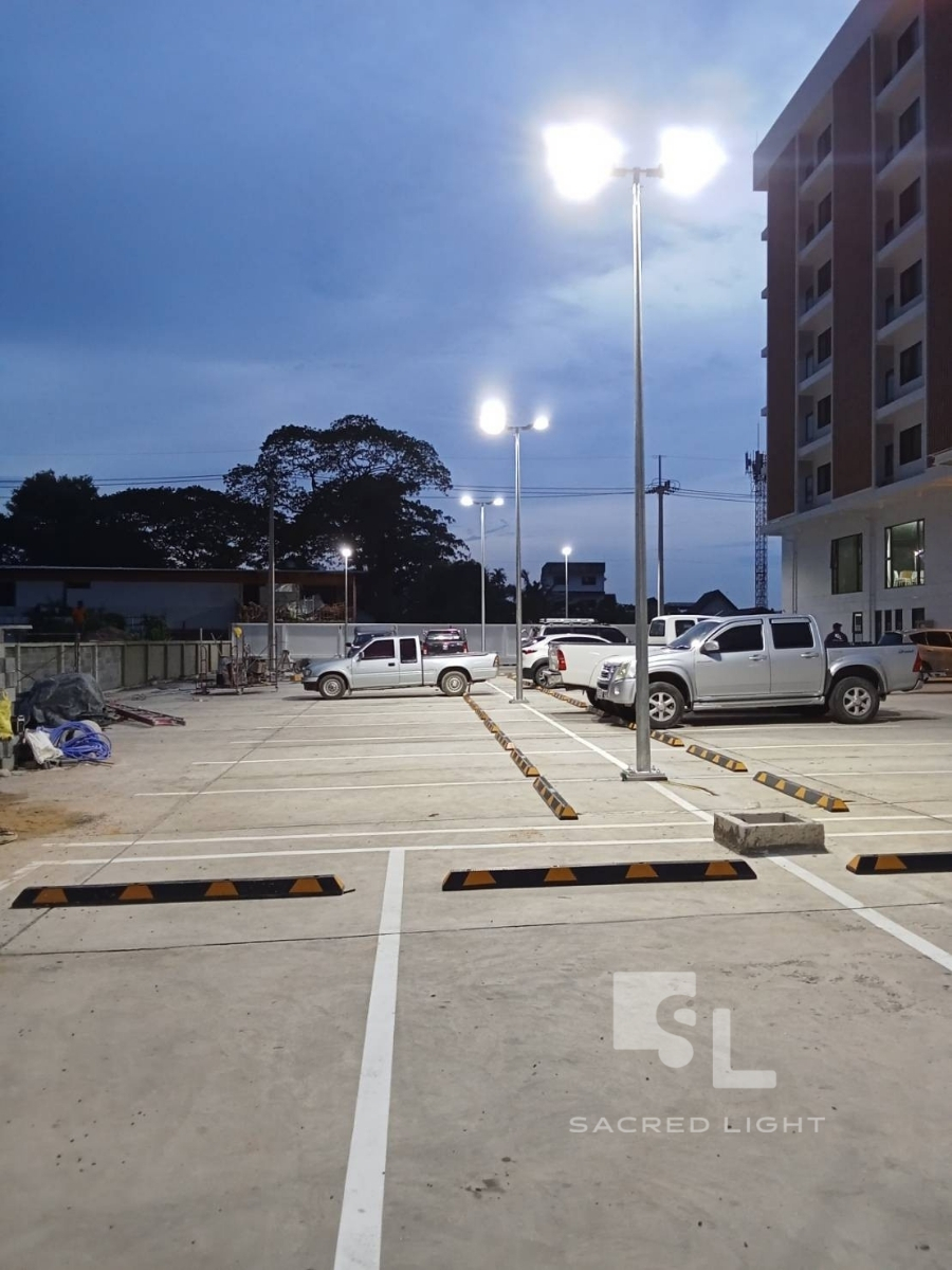 ผลงานการติดตั้งโคมไฟถนน LED บริเวณลานจอดรถโรงแรม8ชั้น @อุบลราชธานี