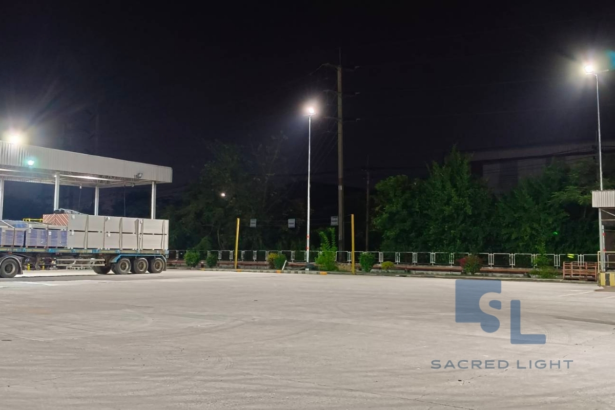 ผลงานการติดตั้งโคมไฟฟลัดไลท์ LED บนเสาไฮแมส ลานโหลดสินค้า โรงงานผลิตและขายแผ่นยิปซั่ม @ชลบุรี