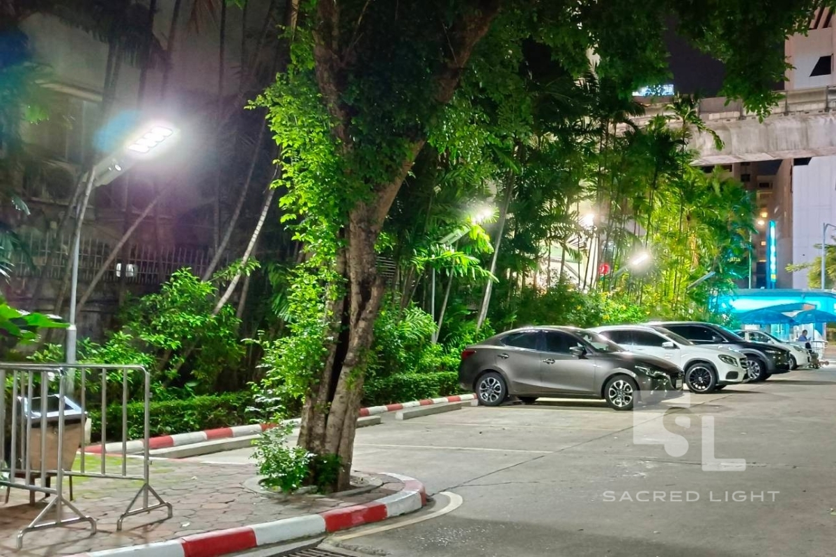 ผลงานการติดตั้งโคมไฟถนนโซล่าเซลล์ Hybrid สำนักงานใหญ่ธนาคาร @ติดถนนสุขุมวิท