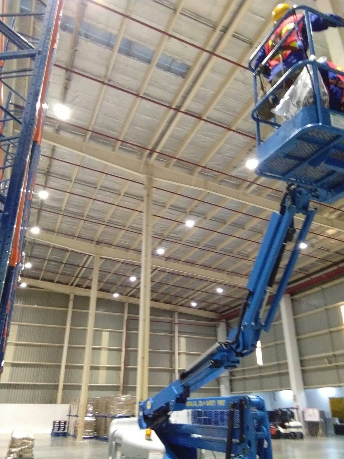 ผลงานการติดตั้งโคมไฮเบย์ LED (LED HIGH BAY) @บริษัทผู้ให้บริการขนส่งโลจิสติกส์