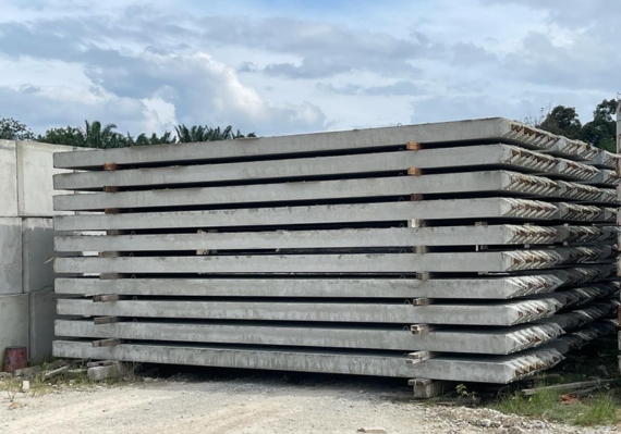 เสาเข็ม เป็นองค์ประกอบฐานรากที่มีลักษณะเป็นแท่งยาวฝังอยู่ใต้ดิน ทำหน้าที่รองรับและถ่ายน้ำหนักของโครงสร้างลงสู่ชั้นดินที่แข็งแรงด้านล่าง ป้องกันการทรุดตัวหรือเอียงของเสาไฟหรือสิ่งปลูกสร้างด้านบน เสาเข็มที่นิยมใช้โดยทั่วไปทำจากคอนกรีตเสริมเหล็ก (คอนกรีตอัดแรง) ซึ่งมีเหล็กเส้นภายในเพื่อเพิ่มความแข็งแรง สามารถรับน้ำหนักกดและแรงดึงได้ดี เหมาะกับงานฐานรากที่ต้องการความมั่นคงถาวรเสาเข็มคอนกรีตมีความคงทนและอายุการใช้งานยาวนานหลายสิบปี และมีราคาประหยัดเมื่อเทียบกับเสาเข็มเหล็ก จึงได้รับความนิยมสูงในการก่อสร้างทั่วไปรูปแบบของเสาเข็มคอนกรีตมีทั้งชนิดตอก (Precast Driven Pile) ที่ผลิตจากโรงงานและนำมาตอกลงดิน และชนิดเจาะหล่อในที่ (Bored Pile) ที่ขุดหลุมแล้วเทคอนกรีตลงไป ซึ่งวิธีที่เลือกใช้ขึ้นอยู่กับสภาพพื้นที่และน้ำหนักที่ต้องรับ ในการติดตั้งเสาไฟถนนหรือเสาไฮแมส หากพื้นดินบริเวณนั้นเป็นดินอ่อนหรือรับน้ำหนักมาก อาจจำเป็นต้องใช้เสาเข็มคอนกรีตเป็นส่วนหนึ่งของฐานรากร่วมกับตอม่อ เพื่อเพิ่มความมั่นคงให้เสาไฟไม่ทรุดเอียงตามกาลเวลา ผู้ผลิตไทยหลายรายสามารถจัดทำเสาเข็มคอนกรีตได้ตามมาตรฐานวิศวกรรม และมีการควบคุมคุณภาพวัสดุผสมคอนกรีตอย่างเข้มงวด ทำให้ผู้ใช้งานมั่นใจในความแข็งแรงของฐานรากที่ได้มาตรฐาน