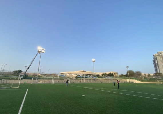 สนามกีฬาฟุตบอลที่กำลังติดตั้งโคมไฟฟลัดไลท์ไฮแมส MASTERPRO X Series 