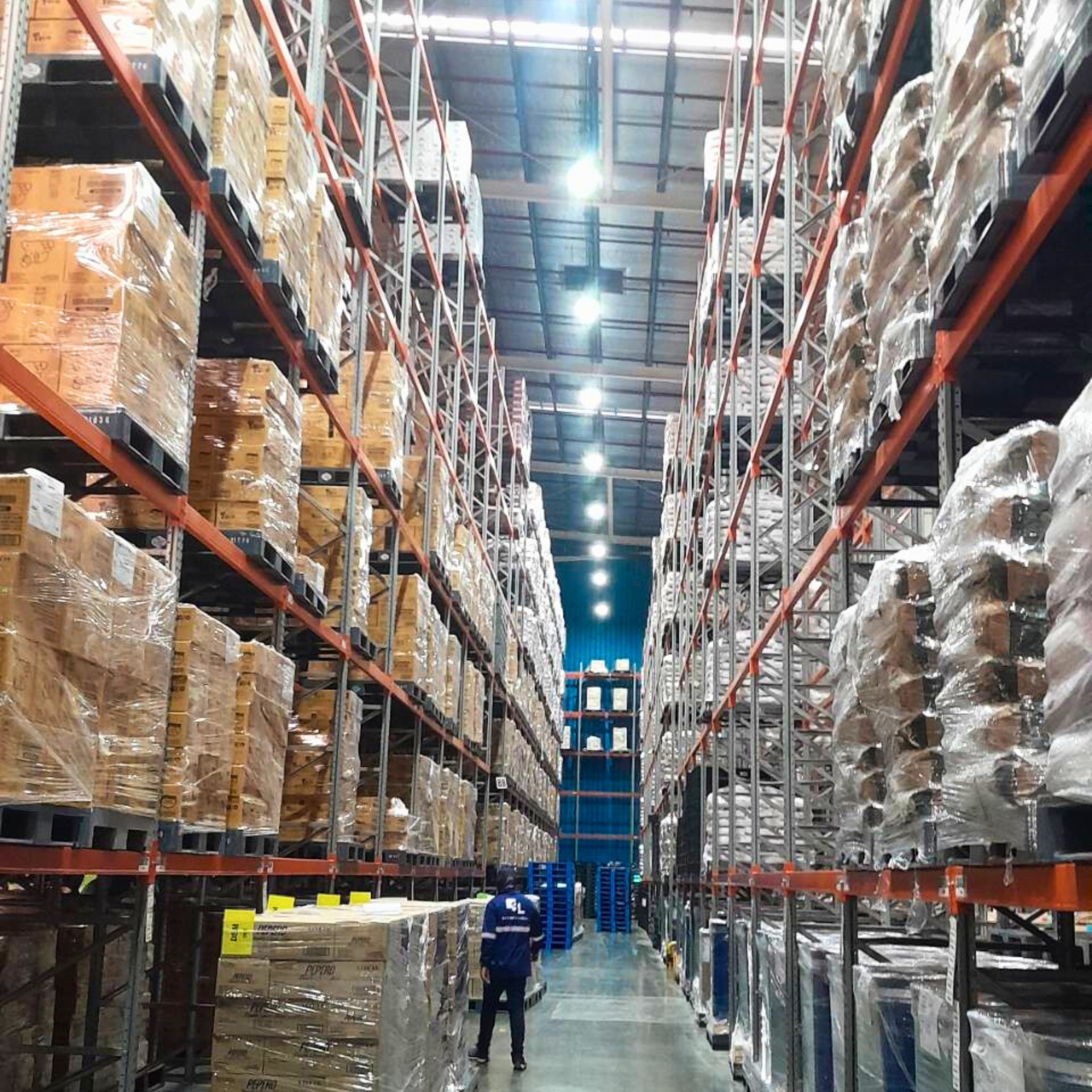 คลังสินค้าชั้นวางสูง