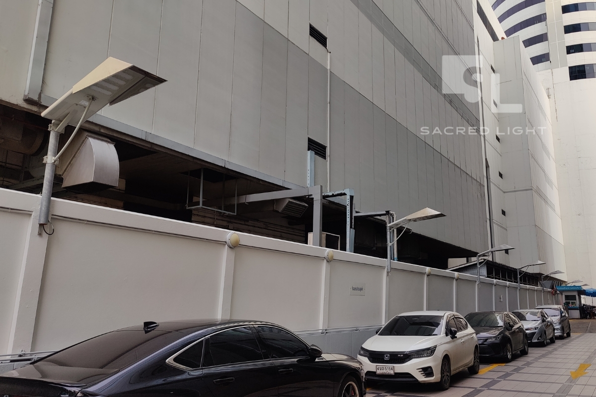 ติดตั้งโคมไฟถนนโซล่าเซลล์ Hybrid SAR 60W สำนักงานใหญ่ธนาคาร ถนนสุขุมวิท