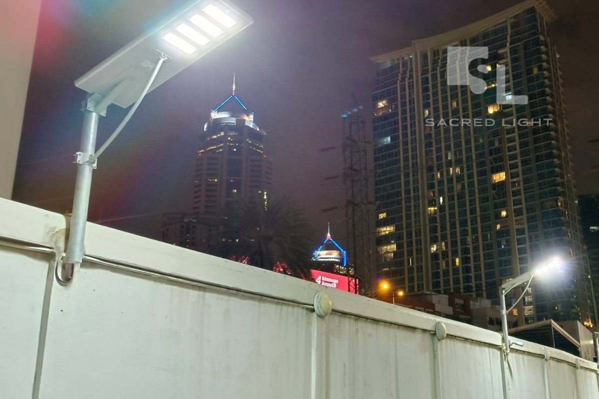 ติดตั้งโคมไฟถนนโซล่าเซลล์ Hybrid SAR 60W สำนักงานใหญ่ธนาคาร ถนนสุขุมวิท