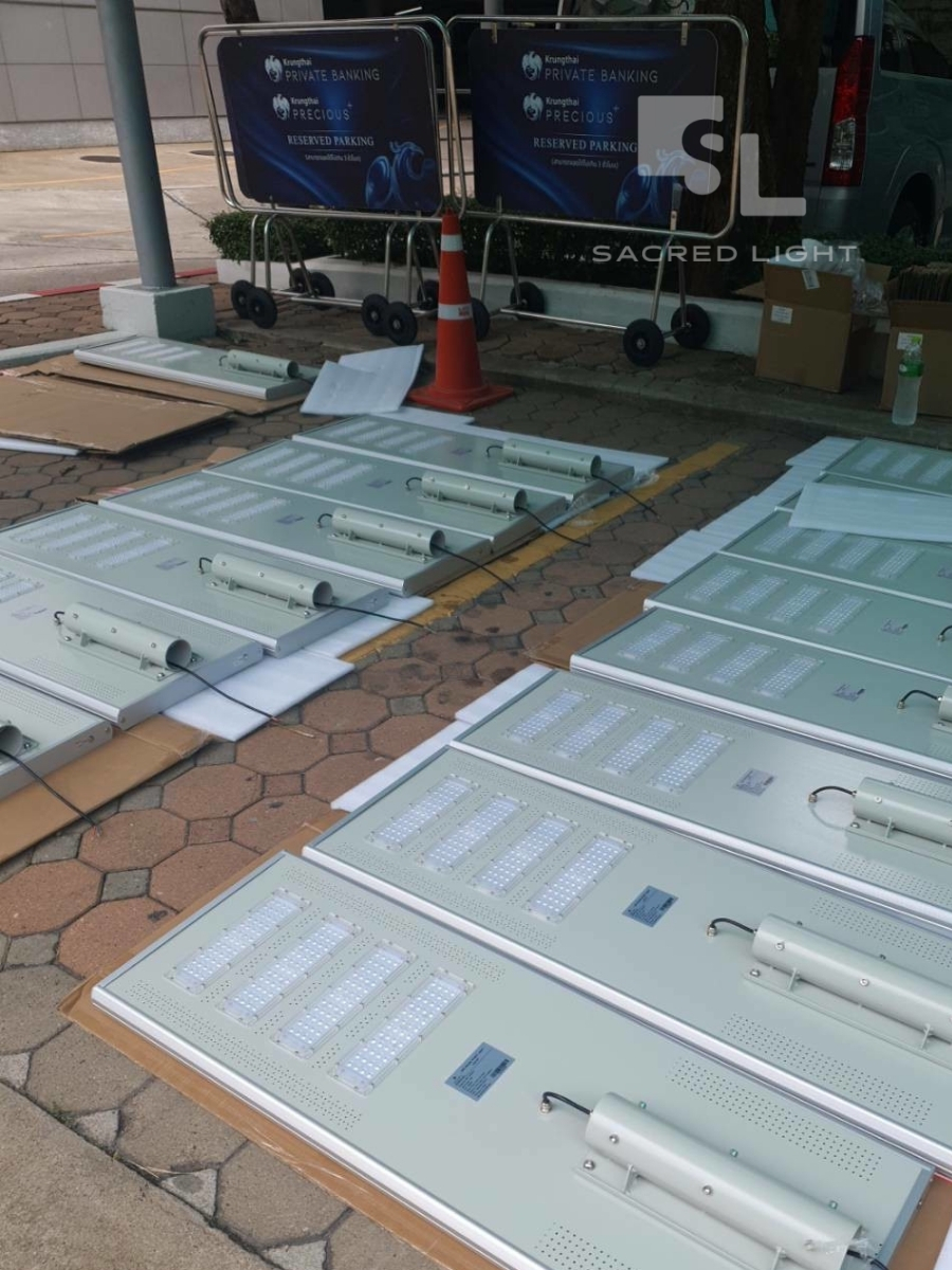 ติดตั้งโคมไฟถนนโซล่าเซลล์ Hybrid SAR 60W สำนักงานใหญ่ธนาคาร ถนนสุขุมวิท