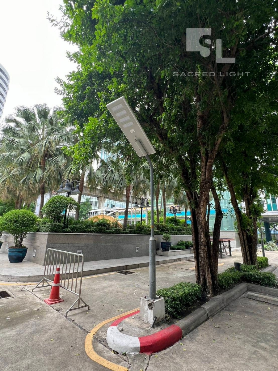 ติดตั้งโคมไฟถนนโซล่าเซลล์ Hybrid SAR 60W สำนักงานใหญ่ธนาคาร ถนนสุขุมวิท