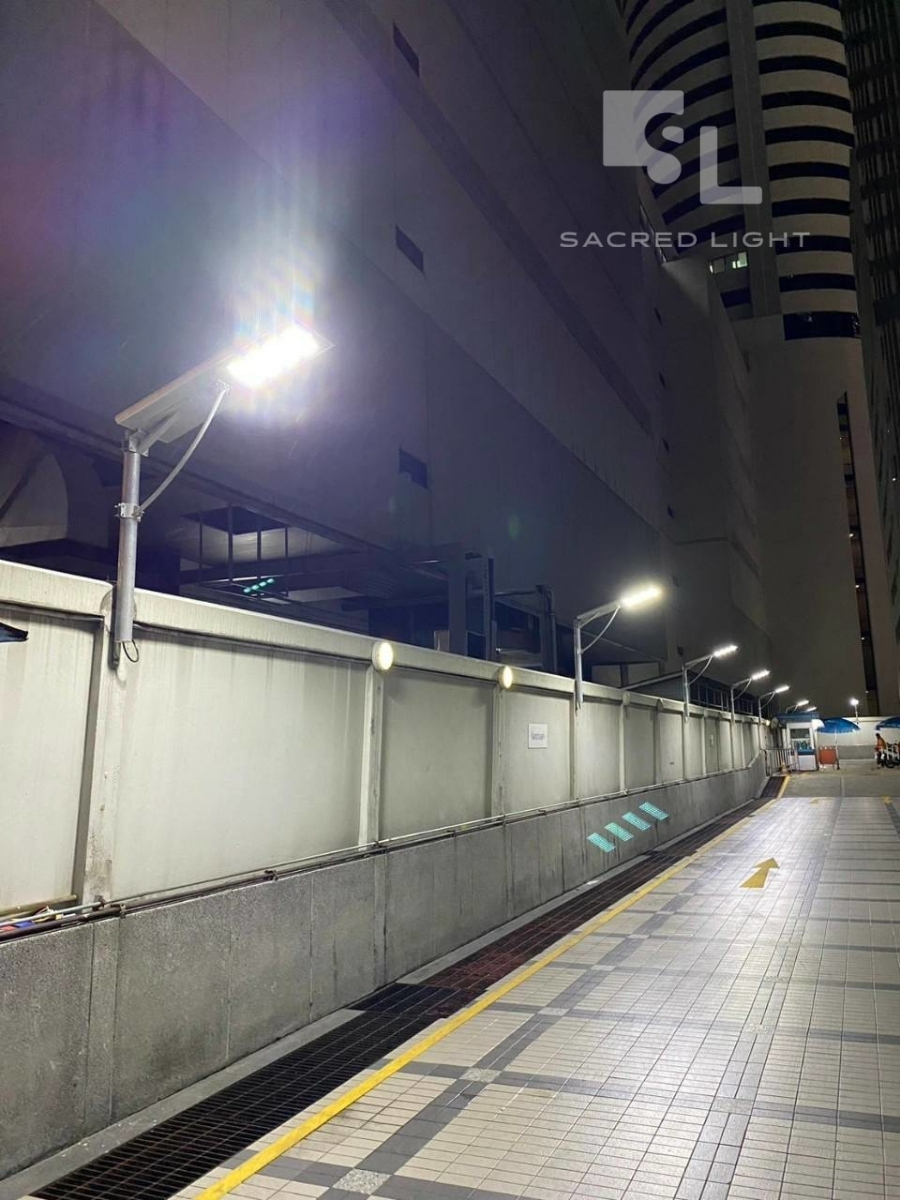 ติดตั้งโคมไฟถนนโซล่าเซลล์ Hybrid SAR 60W สำนักงานใหญ่ธนาคาร ถนนสุขุมวิท