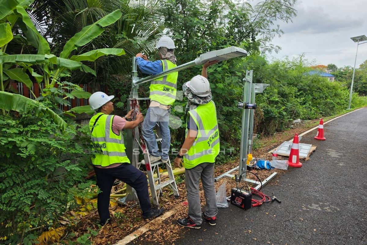 ติดตั้งชุดโคมไฟถนนพลังงานแสงอาทิตย์ TL-PSL-60W ถนนบางกรวย-ไทรน้อย บางบัวทอง วันที่ 23 พ.ค. 2569