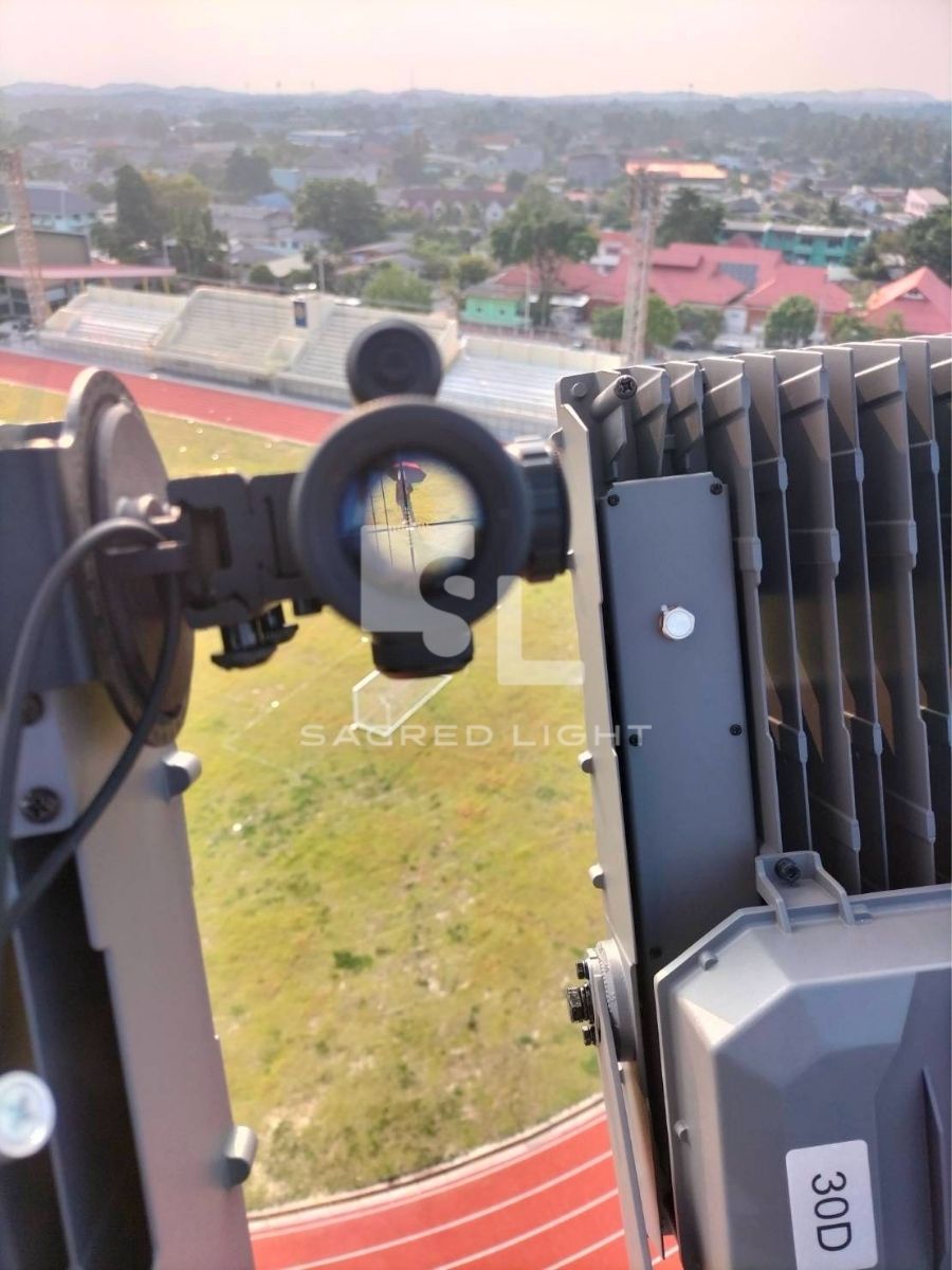 เล็งเลเซอร์ตรวจมุมโคม LED X2-Series บน High Mast ให้ตรงจุดที่มาร์คไว้ สนามกีฬาเทศบาลนราธิวาส