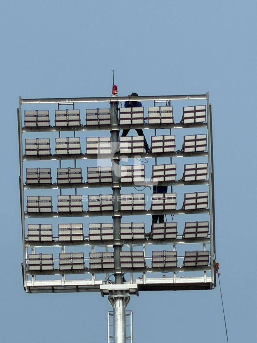 ปรับมุมโคม LED X2-Series อีกจุดหนึ่งบนโครงเสา High Mast สนามกีฬาเทศบาลนราธิวาส