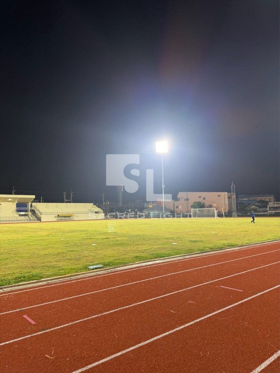 แสงสว่างครอบคลุมสนามกีฬาเทศบาลนราธิวาสทั่วถึง ระบบ LED X2-Series High Mast หลังติดตั้ง