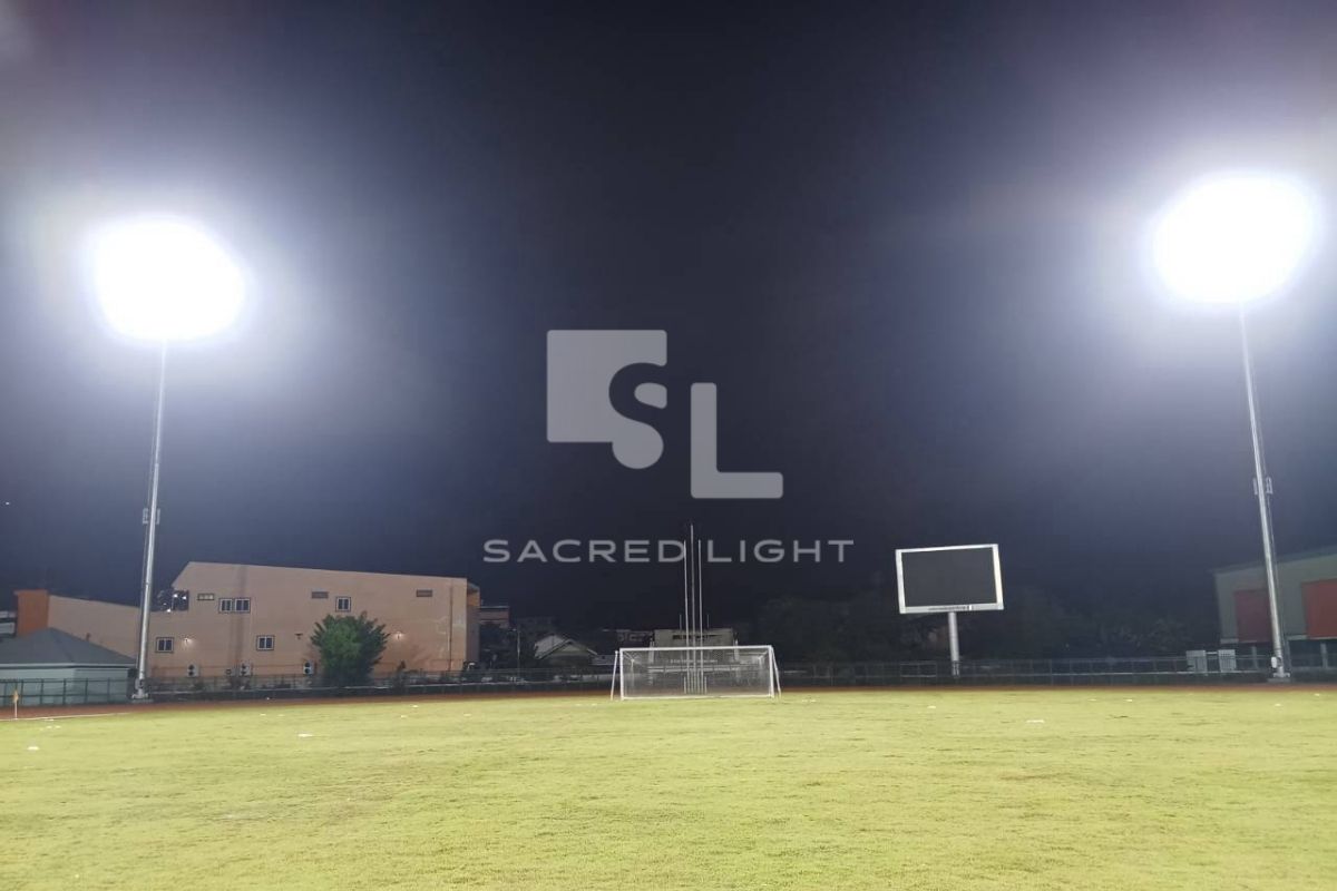 ภาพรวมสนามกีฬาเทศบาลนราธิวาสพร้อมเปิดไฟใช้งานจริง ระบบ LED X2-Series 1200W High Mast 30m