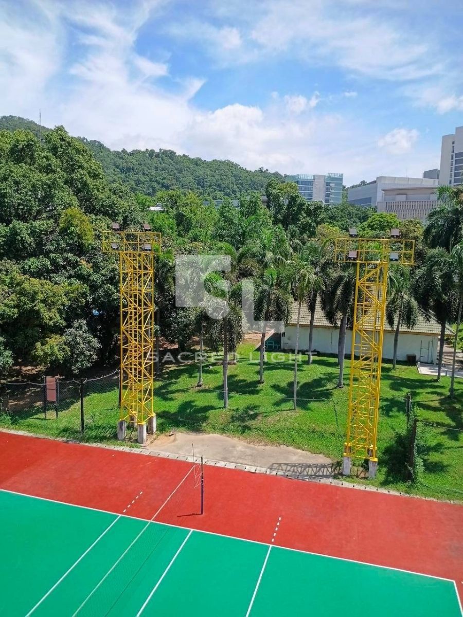 เสาโครงถักพร้อมโคมฟลัดไลท์ LED ข้างสนามวอลเลย์บอล ม.เกษตรศาสตร์ ศรีราชา ช่วงกลางวัน