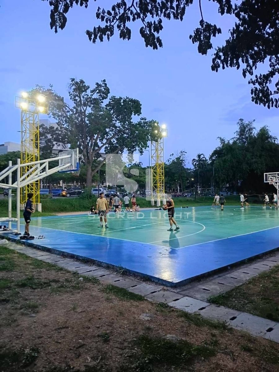 สนามบาสเกตบอลช่วงหัวค่ำ เปิดไฟโคมฟลัดไลท์ LED MASTER-2 ให้ผู้เล่นใช้งาน