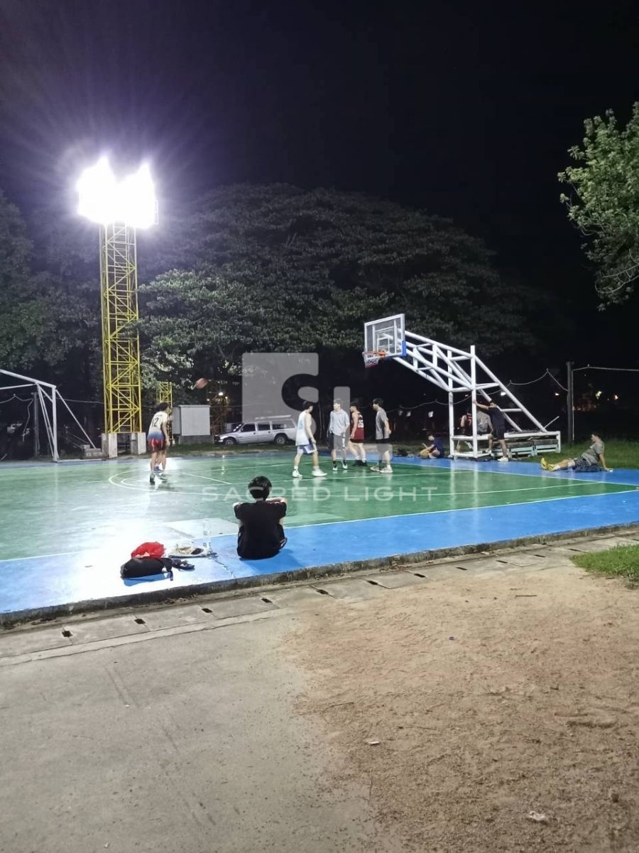แสงจากโคมฟลัดไลท์ LED บนเสาโครงถัก ส่องสนามบาสเกตบอลกลางคืน ม.เกษตรศาสตร์ ศรีราชา