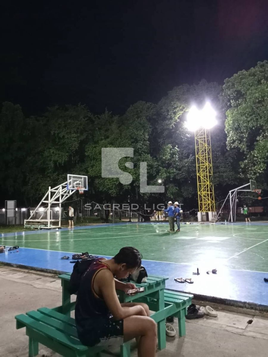 สนามบาสเกตบอล ม.เกษตรศาสตร์ ศรีราชา กลางคืนหลังปรับปรุงไฟ มองจากม้านั่งข้างสนาม