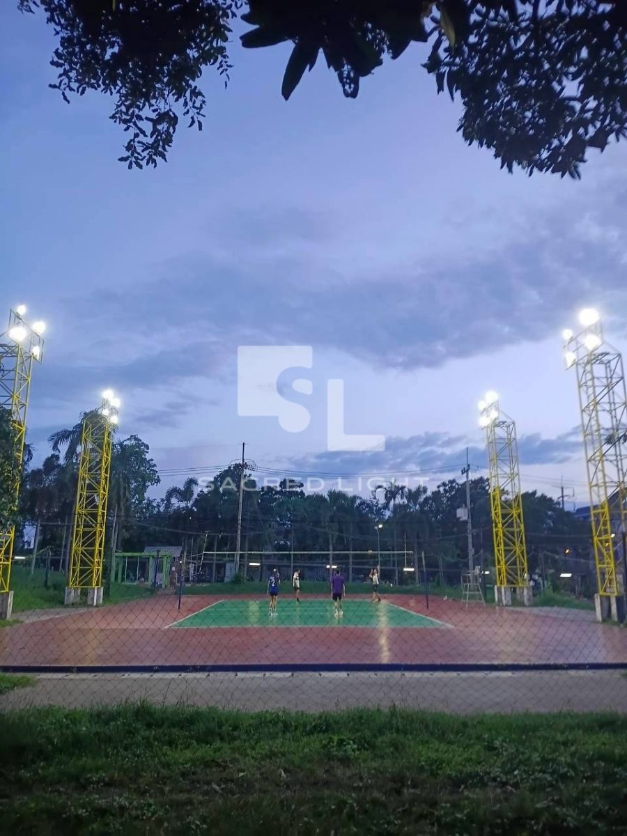 สนามวอลเลย์บอลช่วงหัวค่ำ เปิดไฟโคมฟลัดไลท์ LED บนเสาโครงถักรอบสนาม
