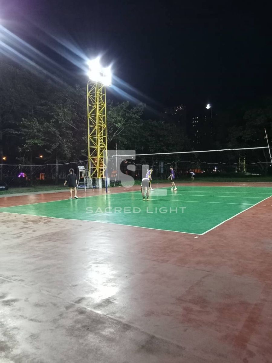 มุมสนามวอลเลย์บอลกลางคืน โคมฟลัดไลท์ LED 200W บนเสาโครงถัก