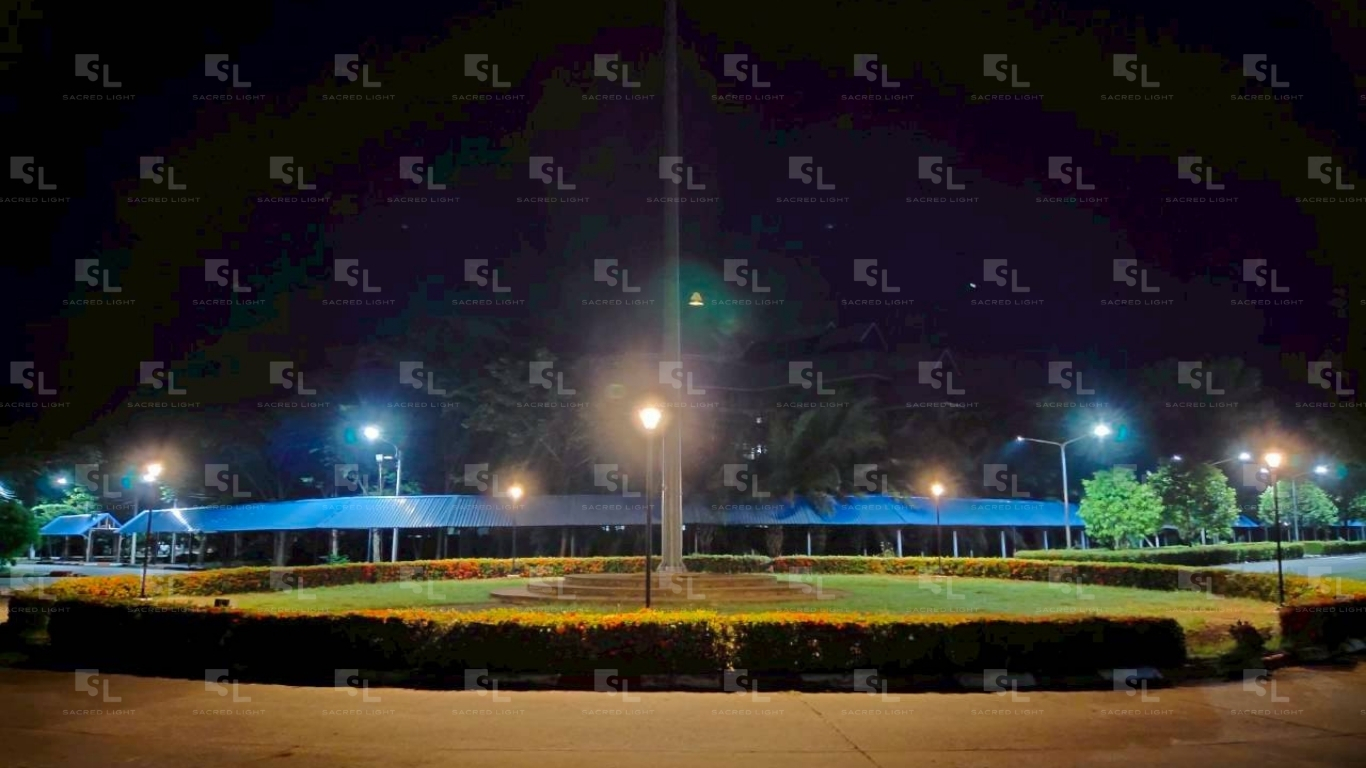 ภาพป้ายมหาวิทยาลัยราชภัฏนครสวรรค์ตอนกลางคืน หลังติดตั้งโคมไฟ