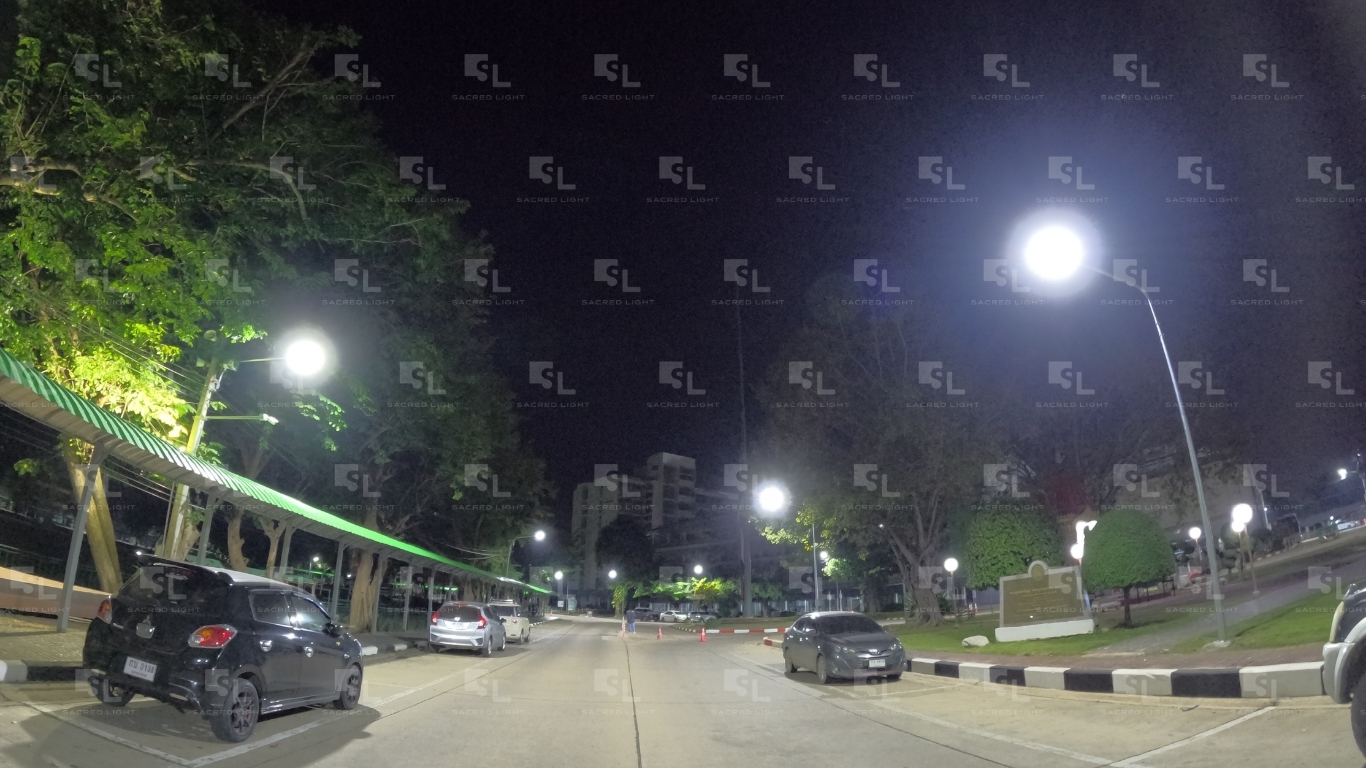 ภาพทางเข้ามหาวิทยาลัยราชภัฏนครสวรรค์ตอนกลางคืน หลังติดตั้งโคมไฟถนน