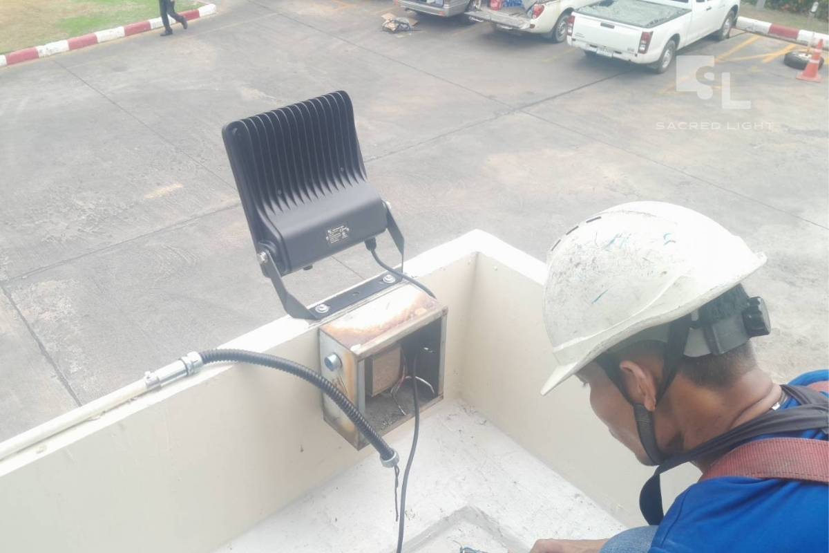 ติดตั้งโคมไฟฟลัดไลท์ MASTER-5 โรงงานท่อเหล็ก ปทุมธานี