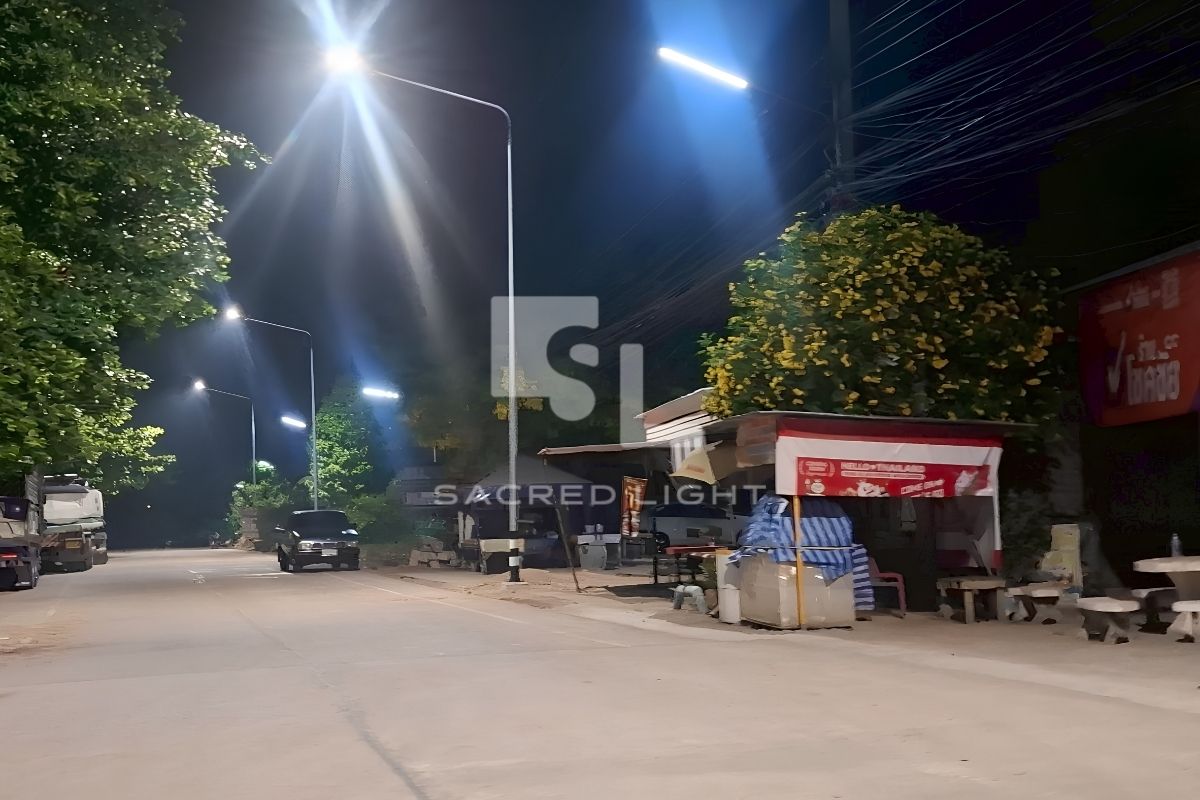 โคมไฟถนน LED 120W ให้แสงสว่างริมทางหลวงท้องถิ่น นครสวรรค์ในเวลากลางคืน บริเวณร้านค้าชุมชน