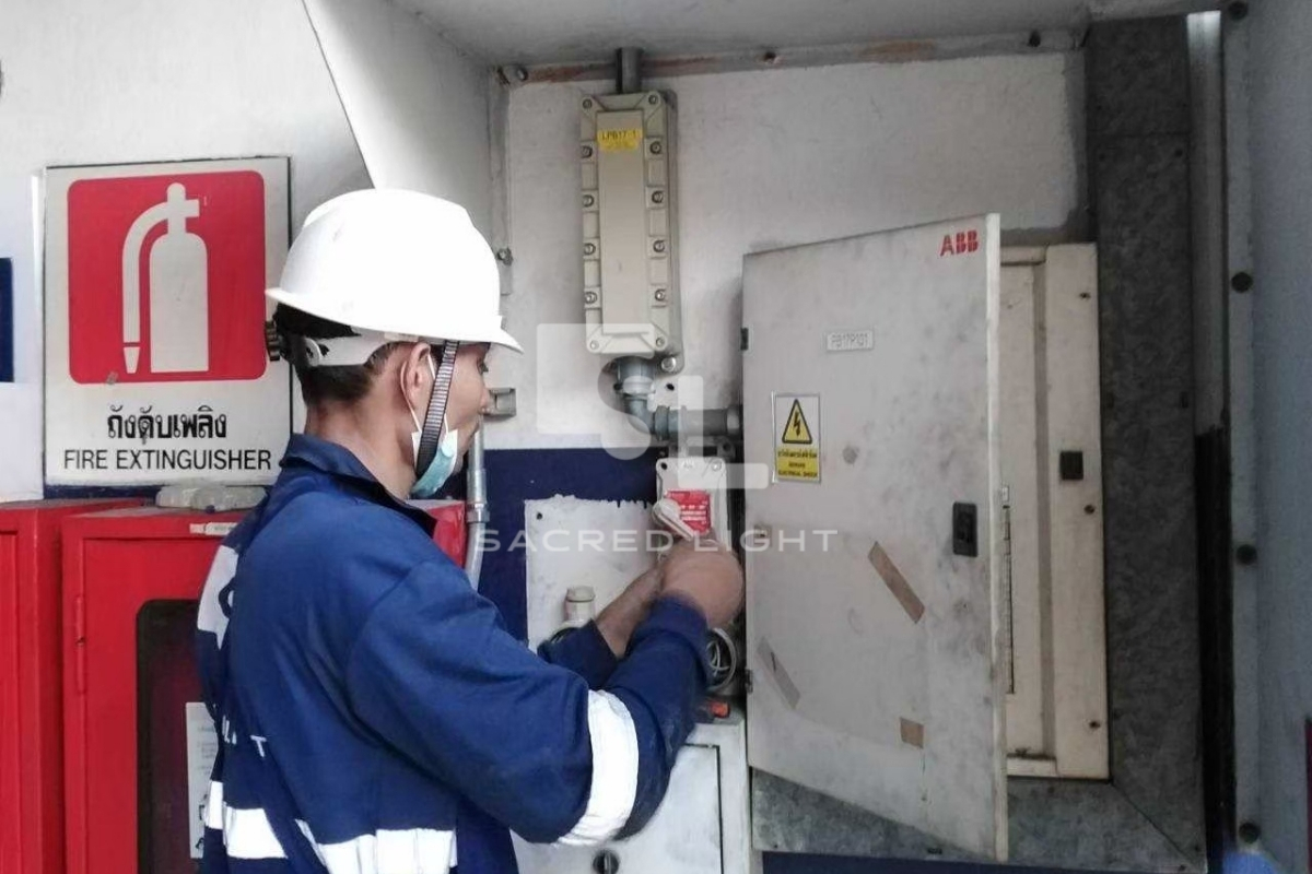 ติดตั้งโคมไฟฟลัดไลท์กันระเบิด J Series โรงงานผลิตสี ชลบุรี