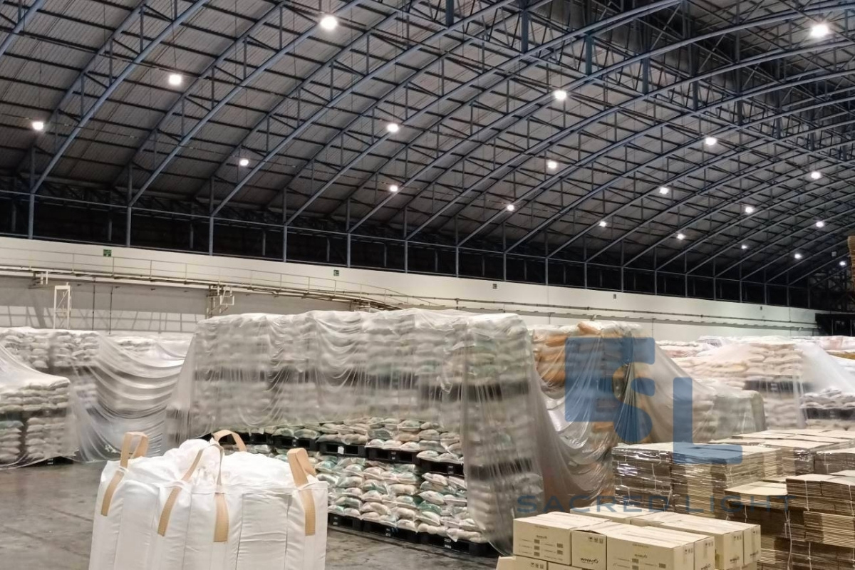 โคมไฮเบย์ E12 ให้แสงสม่ำเสมอในโซนผลิต