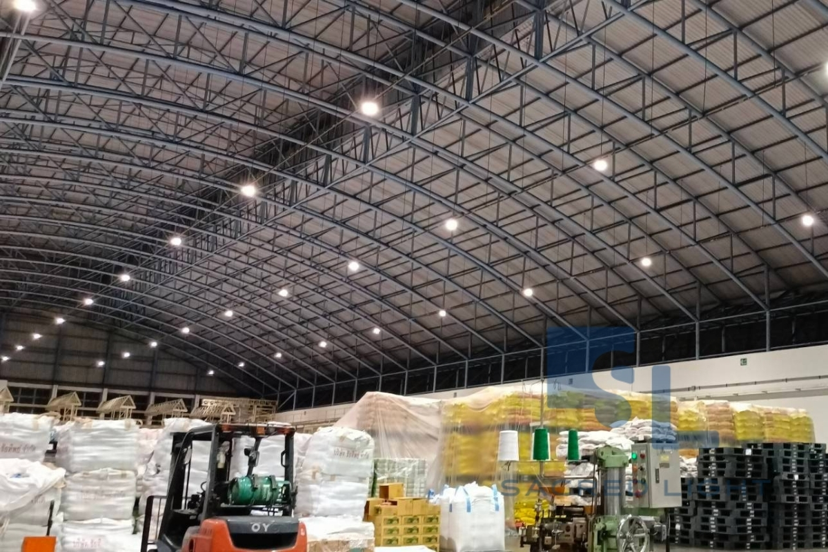 โคมไฮเบย์ E12 ให้แสงสม่ำเสมอในโซนผลิต