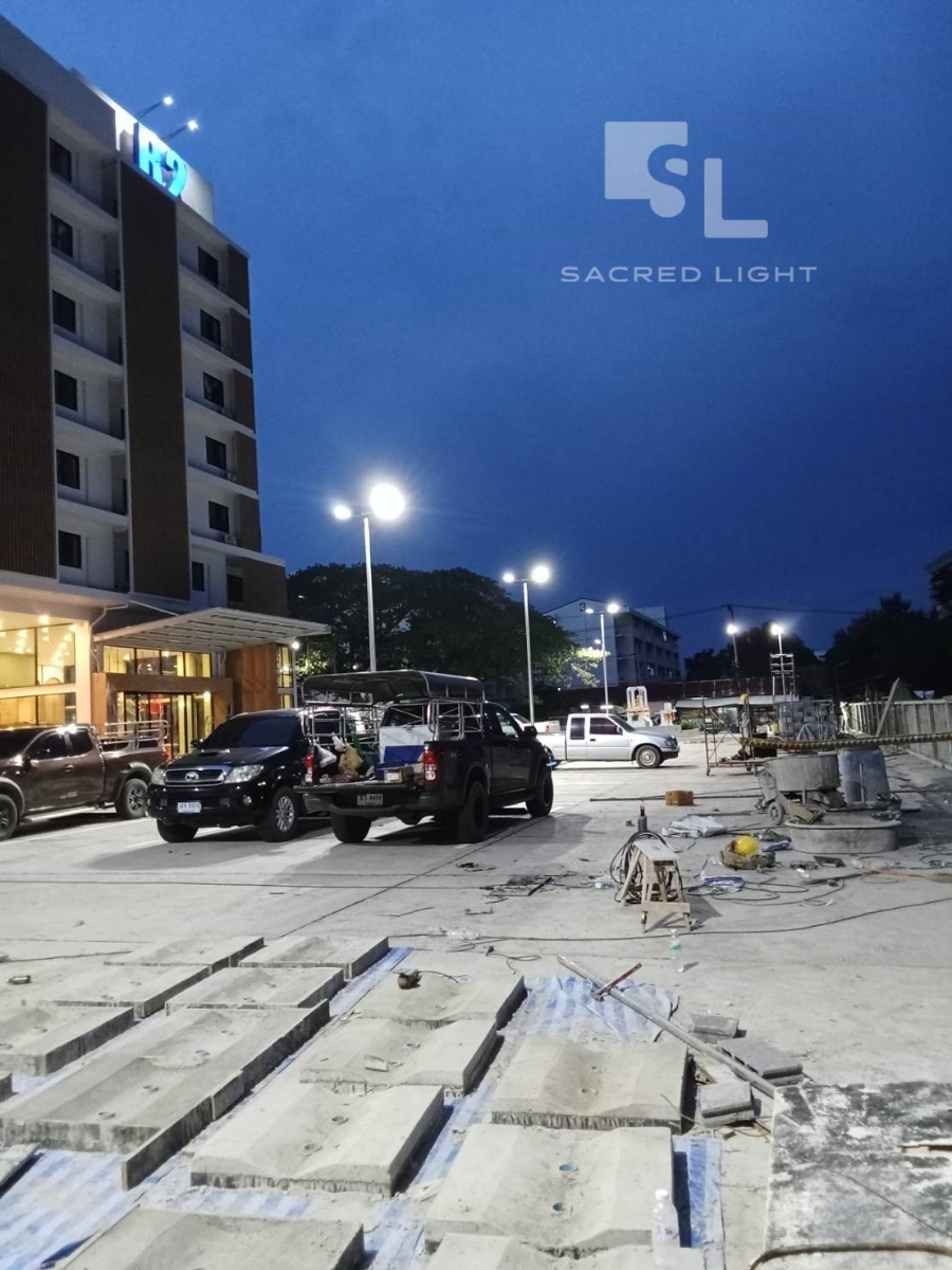 ติดตั้งโคมไฟถนน LED MASTERPRO-4T 90W ลานจอดรถ โรงแรม อุบลราชธานี