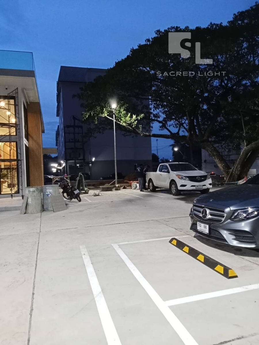 ติดตั้งโคมไฟถนน LED MASTERPRO-4T 90W ลานจอดรถ โรงแรม อุบลราชธานี