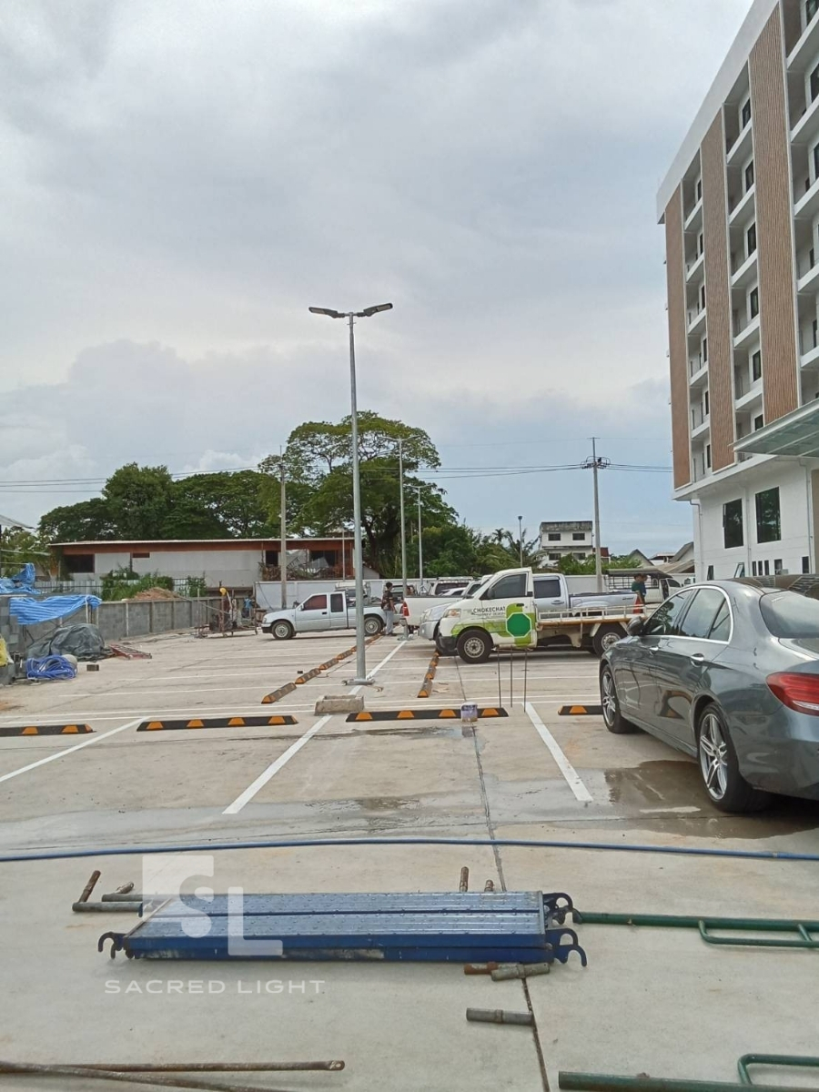 ติดตั้งโคมไฟถนน LED MASTERPRO-4T 90W ลานจอดรถ โรงแรม อุบลราชธานี