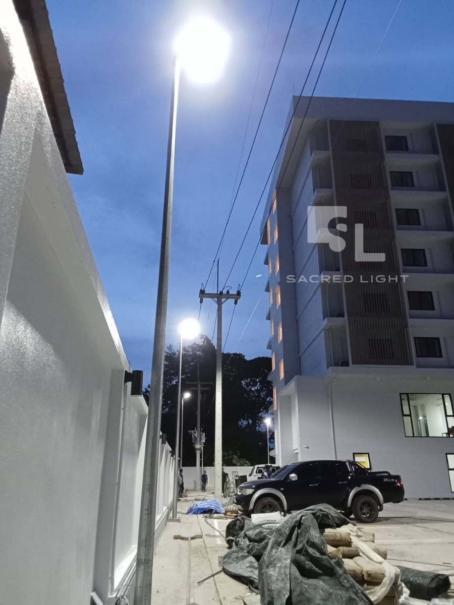 ติดตั้งโคมไฟถนน LED MASTERPRO-4T 90W ลานจอดรถ โรงแรม อุบลราชธานี