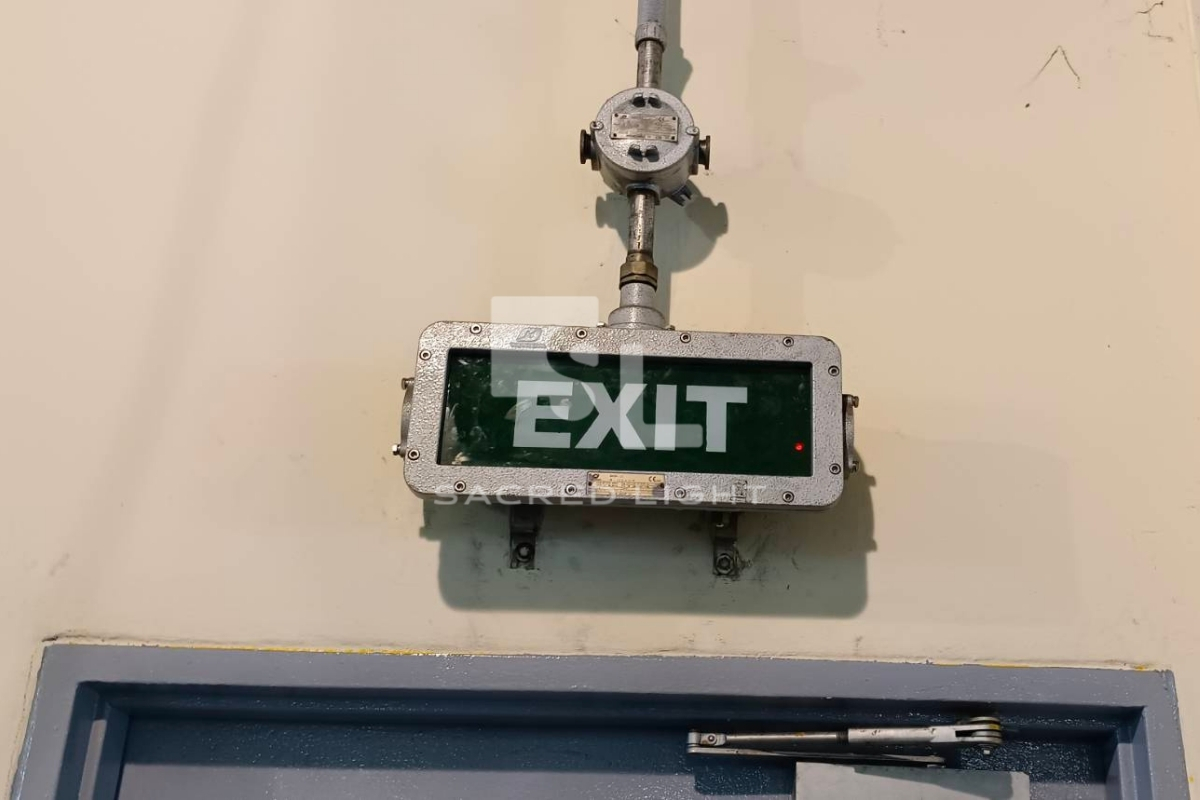 ติดตั้งป้ายไฟทางออก BYY โรงงานสีรถยนต์ แหลมฉบัง