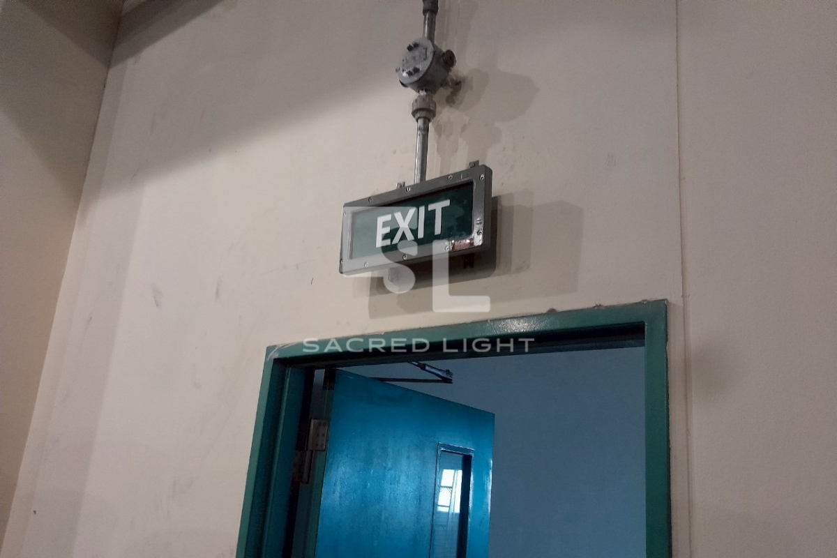 ติดตั้งป้ายไฟทางออก BYY โรงงานสีรถยนต์ แหลมฉบัง