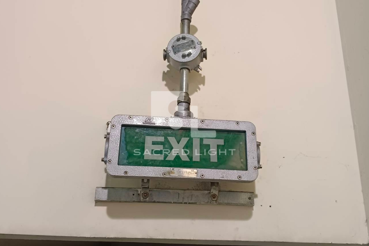 ติดตั้งป้ายไฟทางออก BYY โรงงานสีรถยนต์ แหลมฉบัง