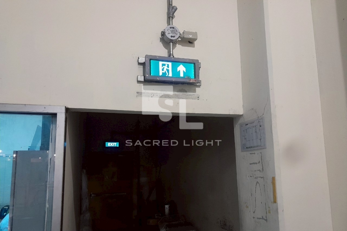 ติดตั้งป้ายไฟทางออก BYY โรงงานสีรถยนต์ แหลมฉบัง