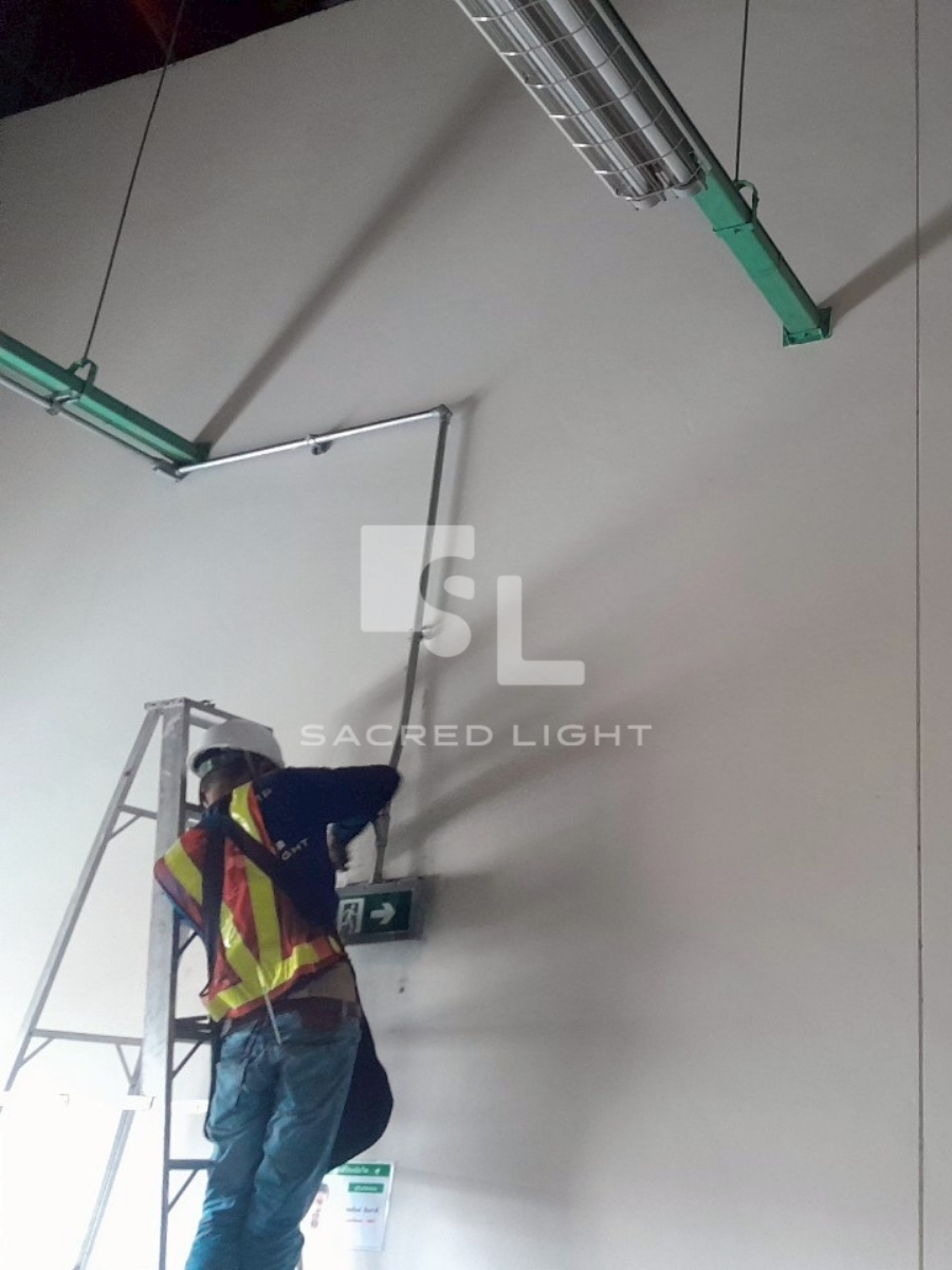 ติดตั้งป้ายไฟทางออก BYY โรงงานสีรถยนต์ แหลมฉบัง