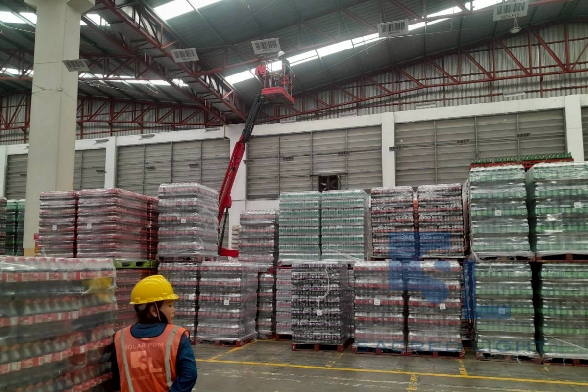 ติดตั้งโคมไฟไฮเบย์ E12โกดังเก็บเครื่องดิ่มน้ำอัดลม โคราช