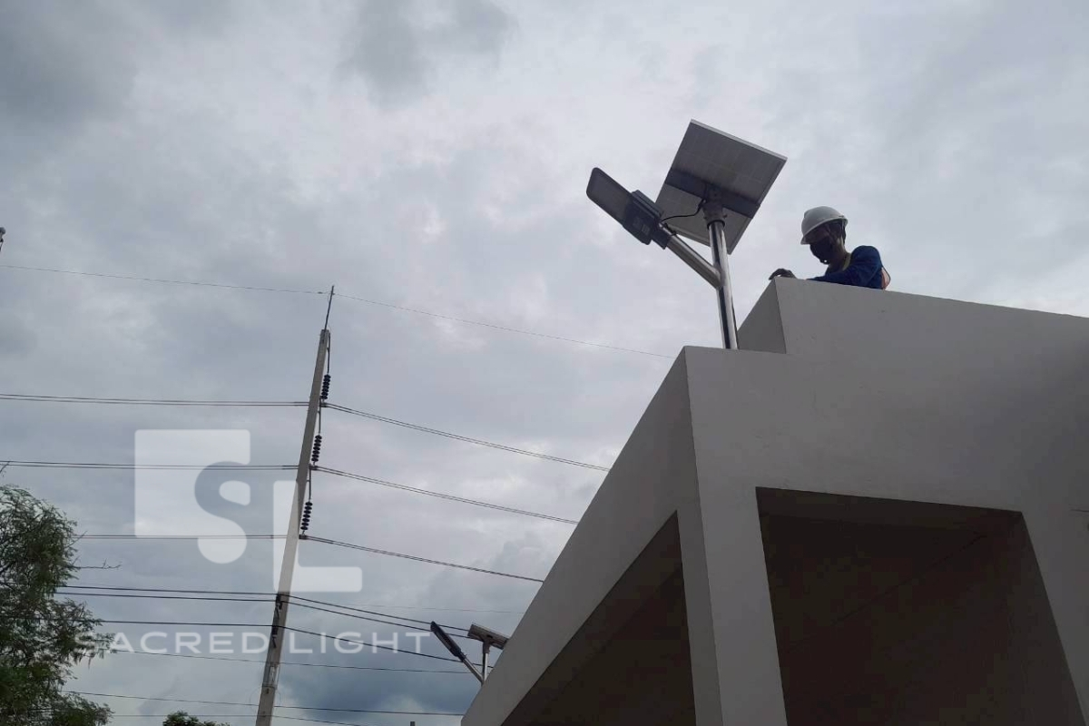 ติดตั้งโคมไฟถนนโซล่าเซลล์ ESL โกดังเก็บเครื่องดิ่มน้ำอัดลม โคราช