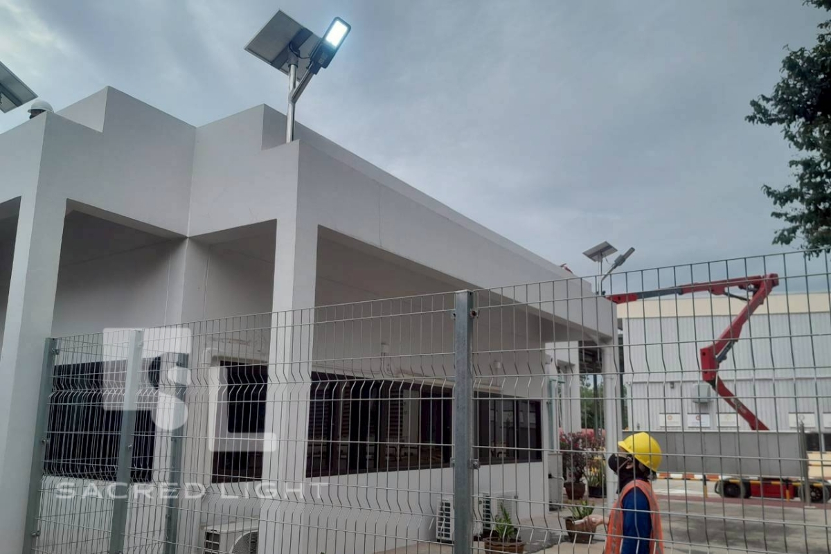 ติดตั้งโคมไฟถนนโซล่าเซลล์ ESL โกดังเก็บเครื่องดิ่มน้ำอัดลม โคราช