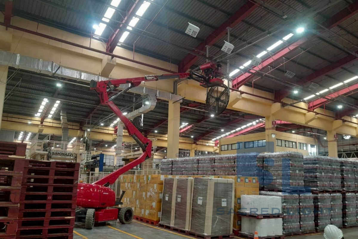 ติดตั้งโคมไฟไฮเบย์ E12โกดังเก็บเครื่องดิ่มน้ำอัดลม โคราช