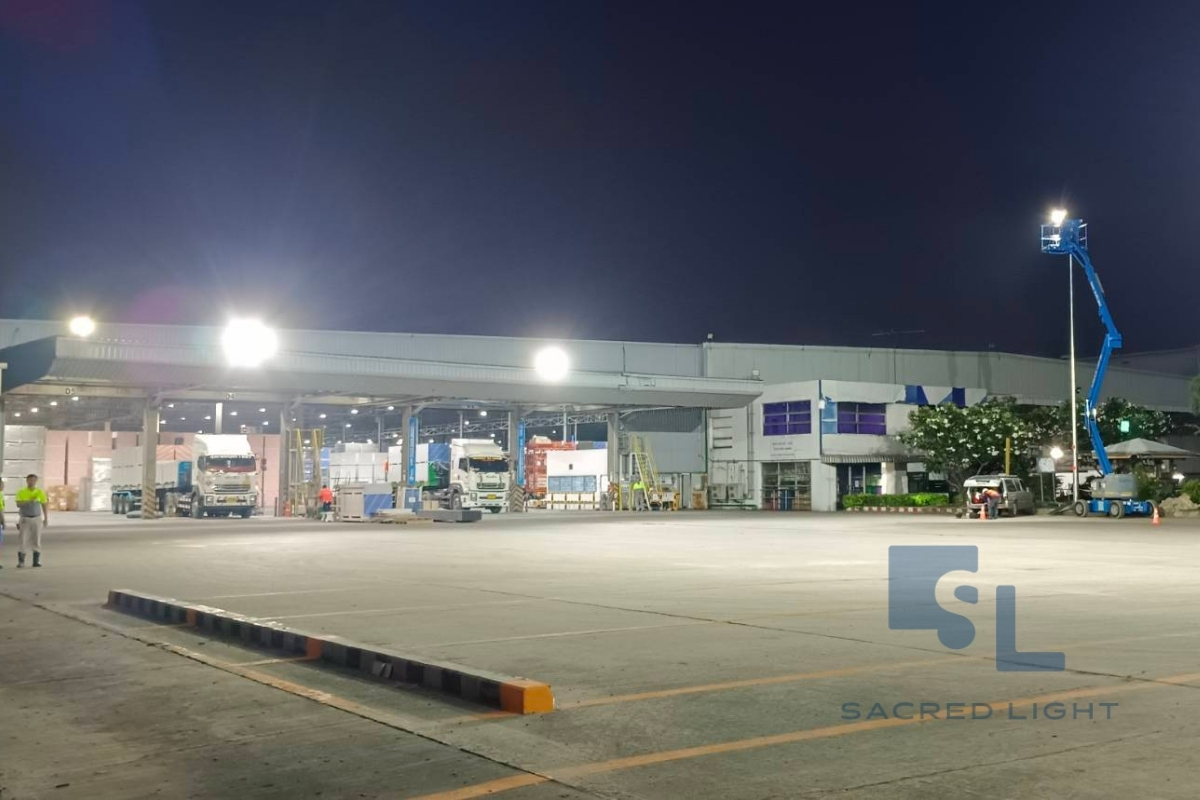 ติดตั้งโคมไฟฟลัดไลท์ LED MASTERPRO-X2 400W ลานโหลดสินค้า โรงงานยิปซั่ม ชลบุรี