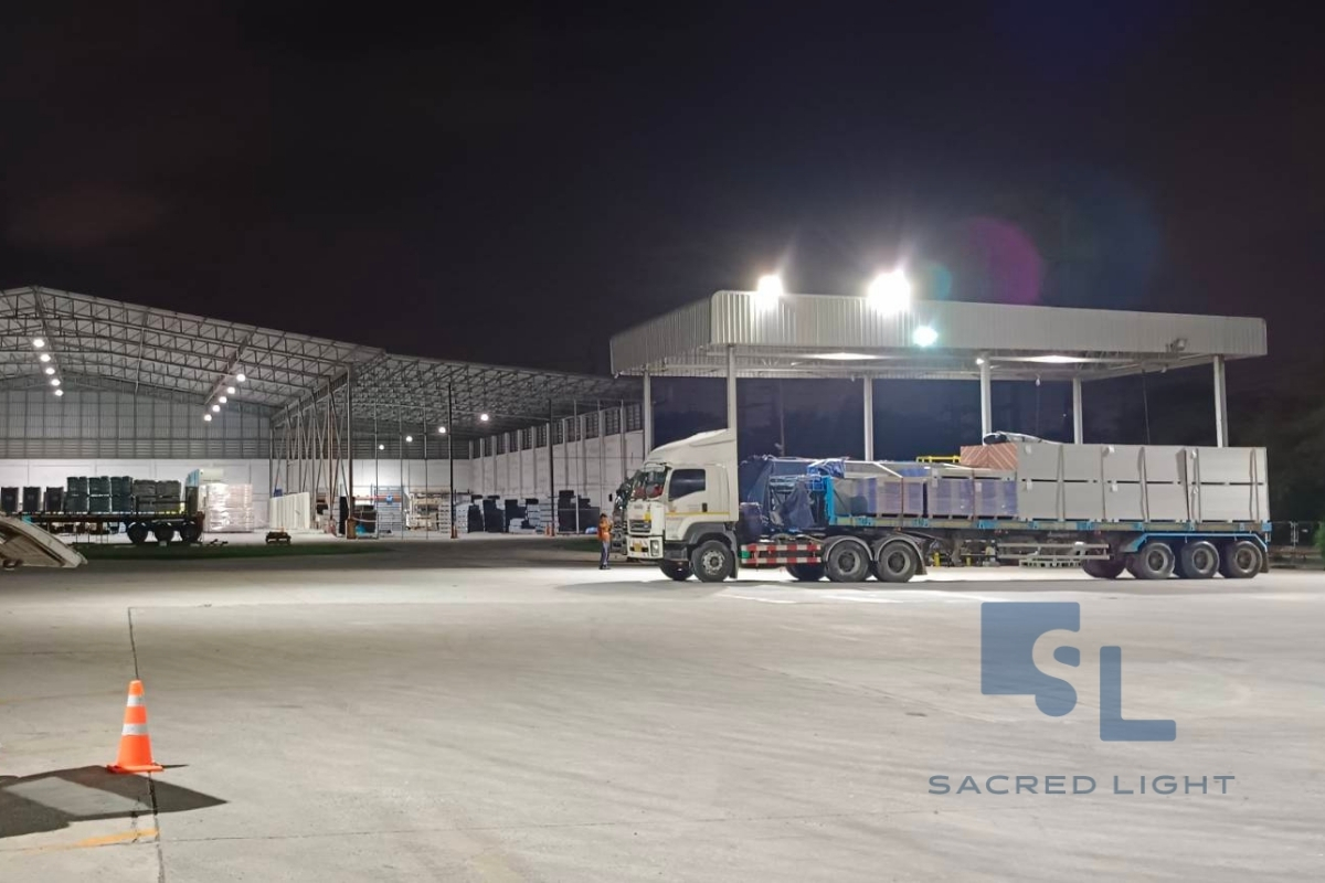 ติดตั้งโคมไฟฟลัดไลท์ LED MASTERPRO-X2 400W ลานโหลดสินค้า โรงงานยิปซั่ม ชลบุรี