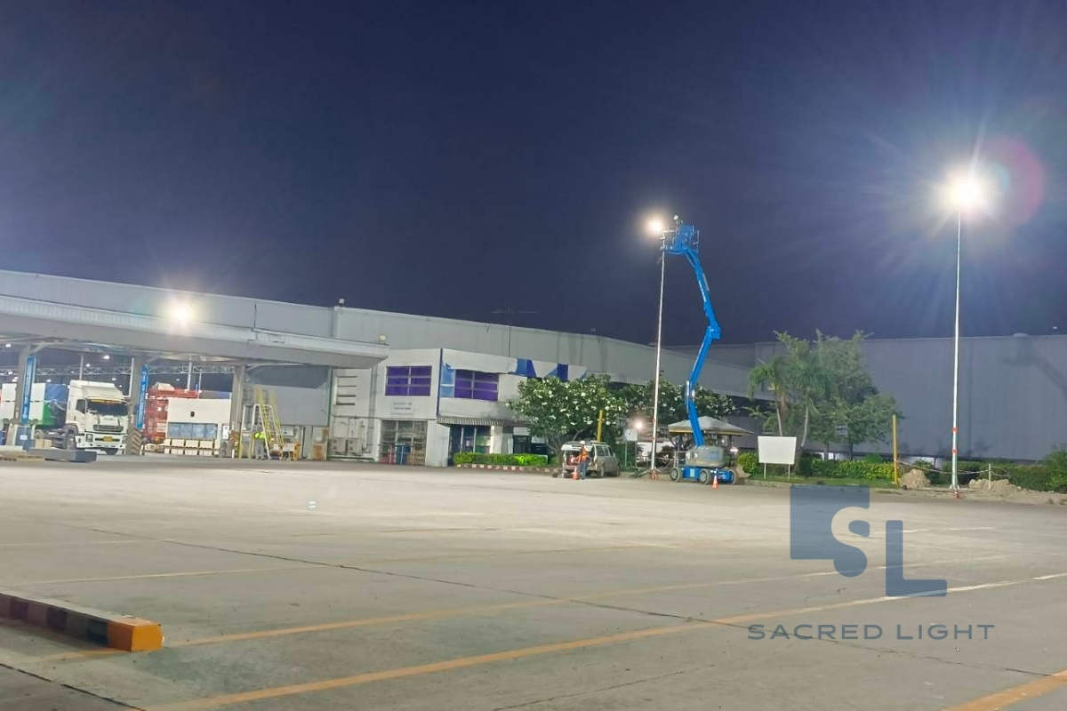 ติดตั้งโคมไฟฟลัดไลท์ LED MASTERPRO-X2 400W ลานโหลดสินค้า โรงงานยิปซั่ม ชลบุรี