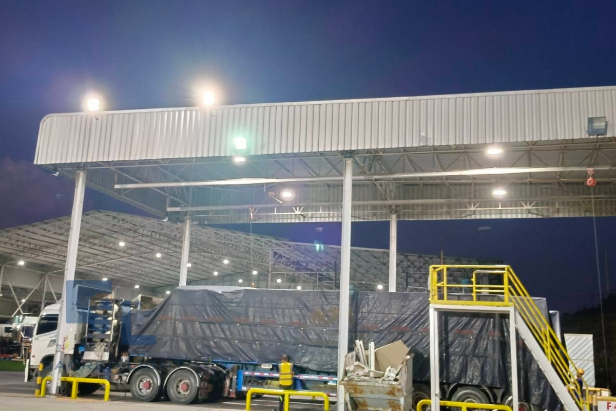 ติดตั้งโคมไฟฟลัดไลท์ LED MASTERPRO-X2 400W ลานโหลดสินค้า โรงงานยิปซั่ม ชลบุรี