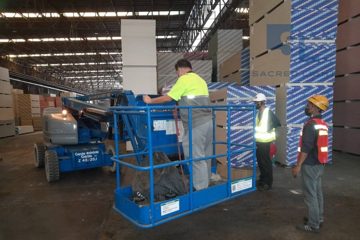 ติดตั้งโคมไฟไฮเบย์ LED รุ่น E7 โรงงานผลิตแผ่นยิปซั่ม ชลบุรี