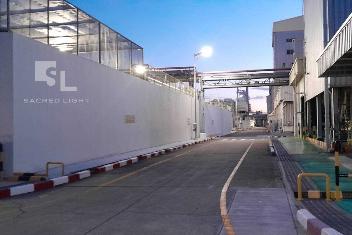 ติดตั้งโคมไฟถนนโซล่าเซลล์ SAR 80W 60W โรงงานเคมีภัณฑ์ ชลบุรี